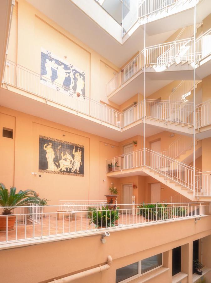 Palazzo Leo Suite And Apartment 莱切 外观 照片