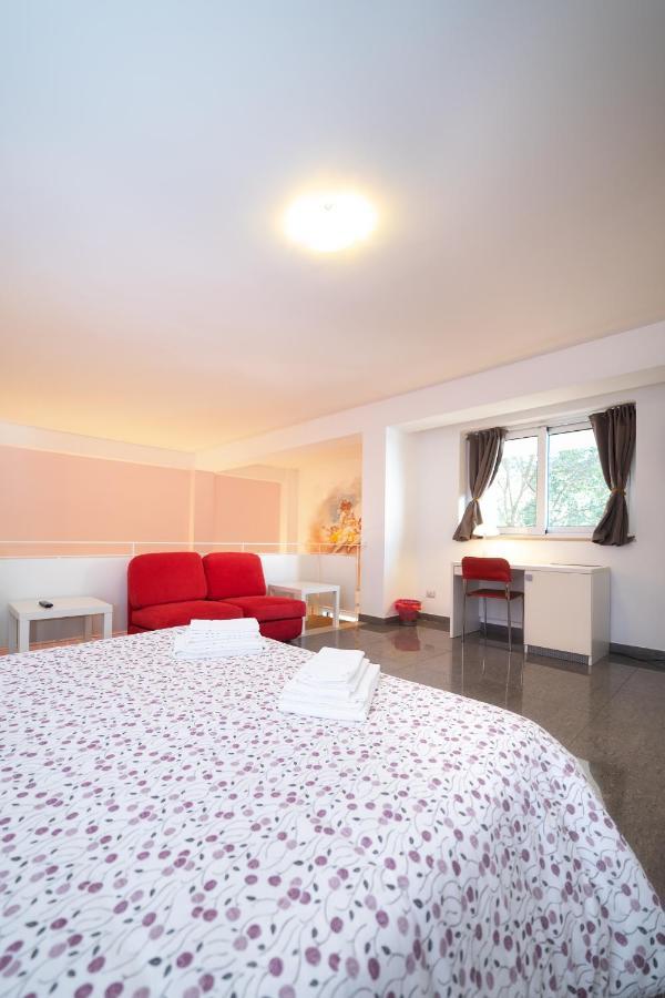 Palazzo Leo Suite And Apartment 莱切 外观 照片